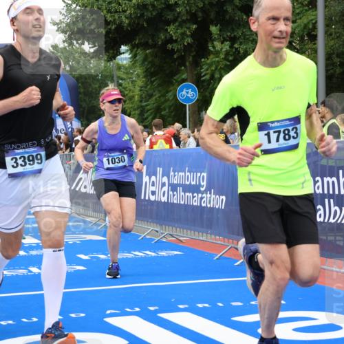 29.06.2025 - hella hamburg halbmarathon Strokosch-Dieckow http://msf.ph/oto/8342630 29.06.2025 10:53:34 Ziel 1030, 1061, 1098, 1499, 1502, 1783, 2058, 2070, 2630, 3399, 3819, 5399, 5866, 6628, 6762, 10549, 10895, 11068, 11588, 11589, 11604, 12632, 12909, 13865, 13912, 15061, 15113, 15441, 15497, 15856, 16092, 17482, 17710, 18143, 18450, 18612, 18666, 18715 meine-sportfotos.de