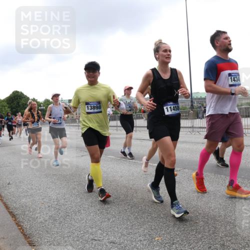 29.06.2025 - hella hamburg halbmarathon Lena Gebhardt http://msf.ph/oto/8342702 29.06.2025 10:47:45 Lombardsbrücke 17216, 13898, 11458, 1434, 1045, 1246, 1392, 1434, 1463, 1523, 1618, 1639, 1704, 1926, 2148, 2163, 2197, 2407, 2491, 2545, 2704, 2790, 2882, 2994, 3049, 3339, 4037, 4325, 4423, 4806, 4856, 4895, 4974, 4975, 5621, 5622, 5886, 5895, 6255, 6256, 6995, 7240, 7403, 7427, 7630, 7631, 7916, 7970, 8077, 8105, 8270, 8310, 8550, 8774, 8915, 8953, 9018, 9356, 9687, 9696, 9697, 10658, 10777, 10794, 10991, 11351, 11458, 11730, 11738, 11802, 11909, 12431 meine-sportfotos.de