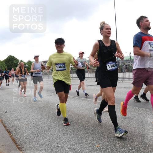 29.06.2025 - hella hamburg halbmarathon Lena Gebhardt http://msf.ph/oto/8342881 29.06.2025 10:47:45 Lombardsbrücke 5021, 17216, 13898, 11458, 1434, 1045, 1246, 1392, 1434, 1463, 1523, 1618, 1639, 1704, 1926, 2148, 2163, 2197, 2407, 2491, 2545, 2704, 2790, 2882, 2994, 3049, 3339, 4037, 4325, 4423, 4806, 4856, 4895, 4974, 4975, 5621, 5622, 5886, 5895, 6255, 6256, 6995, 7240, 7403, 7427, 7630, 7631, 7916, 7970, 8077, 8105, 8270, 8310, 8550, 8774, 8915, 8953, 9018, 9356, 9687, 9696, 9697, 10658, 10777, 10794, 10991, 11351, 11458, 11730, 11738, 11802, 11909, 12431 meine-sportfotos.de