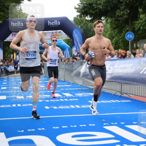 29.06.2025 - hella hamburg halbmarathon Strokosch-Dieckow http://msf.ph/oto/8342886 29.06.2025 10:32:44 Ziel 1990, 6358, 7965, 8062, 12987, 13686, 13961, 14028, 15054, 16425, 16619, 17117, 17151, 18687 meine-sportfotos.de