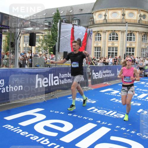 29.06.2025 - hella hamburg halbmarathon Michael Strokosch http://msf.ph/oto/8342903 29.06.2025 10:51:43 Ziel 5008, 6286, 13327, 14012, 14458, 15496, 15831, 15899, 19007, 19020 meine-sportfotos.de