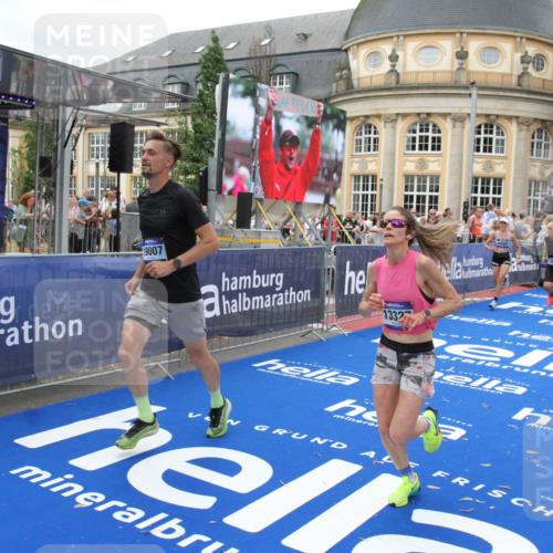 29.06.2025 - hella hamburg halbmarathon Michael Strokosch http://msf.ph/oto/8342913 29.06.2025 10:51:43 Ziel 5008, 6286, 13327, 14012, 14458, 15496, 15831, 15899, 19007, 19020 meine-sportfotos.de