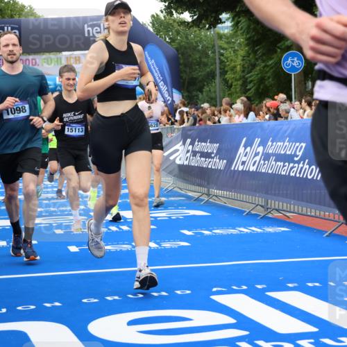 29.06.2025 - hella hamburg halbmarathon Strokosch-Dieckow http://msf.ph/oto/8342935 29.06.2025 10:53:31 Ziel 1030, 1061, 1098, 1499, 1502, 1783, 2070, 2630, 3399, 3819, 5866, 6198, 6628, 6629, 6762, 10549, 11068, 12632, 12909, 13865, 13912, 13997, 15061, 15113, 15497, 15856, 17710, 18450, 18612, 18666, 18715 meine-sportfotos.de