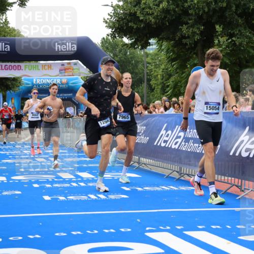 29.06.2025 - hella hamburg halbmarathon Strokosch-Dieckow http://msf.ph/oto/8342938 29.06.2025 10:32:42 Ziel 1990, 7965, 8062, 12987, 13686, 13961, 14028, 14293, 14908, 15054, 16425, 16619, 17117, 17151 meine-sportfotos.de