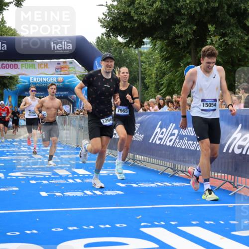 29.06.2025 - hella hamburg halbmarathon Strokosch-Dieckow http://msf.ph/oto/8342985 29.06.2025 10:32:42 Ziel 1990, 7965, 8062, 12987, 13686, 13961, 14028, 14293, 14908, 15054, 16425, 16619, 17117, 17151 meine-sportfotos.de