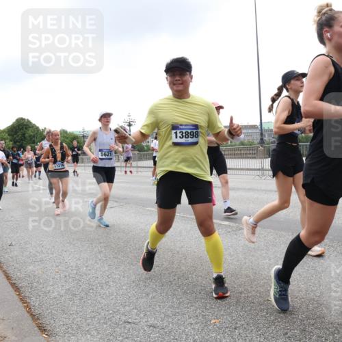 29.06.2025 - hella hamburg halbmarathon Lena Gebhardt http://msf.ph/oto/8343056 29.06.2025 10:47:45 Lombardsbrücke 17216, 5621, 13898, 114, 288, 1045, 1246, 1392, 1434, 1463, 1523, 1618, 1639, 1704, 1926, 2148, 2163, 2197, 2407, 2491, 2545, 2704, 2790, 2882, 2994, 3049, 3339, 4037, 4325, 4423, 4806, 4856, 4895, 4974, 4975, 5621, 5622, 5886, 5895, 6255, 6256, 6995, 7240, 7403, 7427, 7630, 7631, 7916, 7970, 8077, 8105, 8270, 8310, 8550, 8774, 8915, 8953, 9018, 9356, 9687, 9696, 9697, 10658, 10777, 10794, 10991, 11351, 11458, 11730, 11738, 11802, 11909, 12431 meine-sportfotos.de