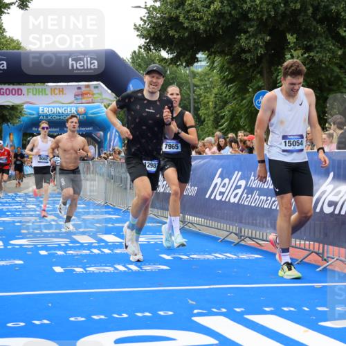 29.06.2025 - hella hamburg halbmarathon Strokosch-Dieckow http://msf.ph/oto/8343067 29.06.2025 10:32:43 Ziel 1990, 7965, 8062, 12987, 13686, 13961, 14028, 15054, 16425, 16619, 17117, 17151, 18687 meine-sportfotos.de