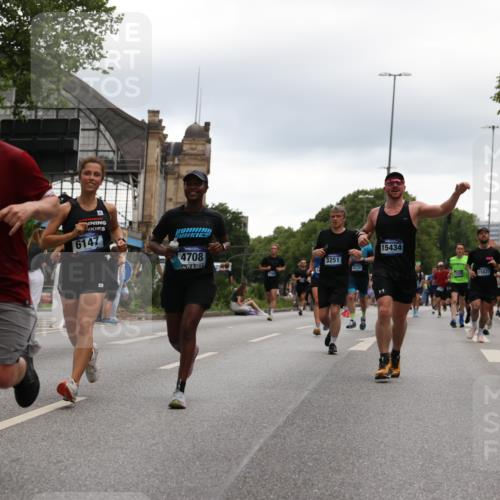 29.06.2025 - hella hamburg halbmarathon Yannick Fuchs http://msf.ph/oto/8343085 29.06.2025 10:52:17 20KM 1319, 1595, 1833, 2159, 2250, 2488, 2619, 2656, 2840, 2996, 3251, 3859, 4319, 4502, 4550, 4708, 4767, 5277, 5341, 5675, 5926, 6104, 6138, 6147, 6592, 7082, 7189, 7856, 8089, 8322, 8585, 9230, 9316, 10020, 10268, 10319, 10518, 10703, 10788, 11394, 11605, 11808, 11846, 12378, 12495, 12585, 12734, 12735, 12879, 13287, 13512, 13654, 13694, 13816, 13880, 14266, 14673, 15197, 15434, 15527, 16189, 16531, 17405, 17531, 17827, 18180, 18492, 18727, 18985 meine-sportfotos.de