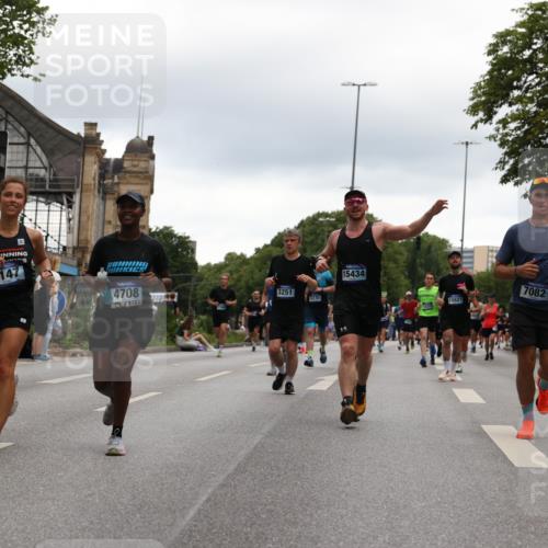 29.06.2025 - hella hamburg halbmarathon Yannick Fuchs http://msf.ph/oto/8343122 29.06.2025 10:52:17 20KM 1319, 1595, 1833, 2159, 2250, 2488, 2619, 2656, 2840, 2996, 3251, 3859, 4319, 4502, 4550, 4708, 4767, 5277, 5341, 5675, 5926, 6104, 6138, 6147, 6592, 7082, 7189, 7856, 8089, 8322, 8585, 9230, 9316, 10020, 10268, 10319, 10518, 10703, 10788, 11394, 11605, 11808, 11846, 12378, 12495, 12585, 12734, 12735, 12879, 13287, 13512, 13654, 13694, 13816, 13880, 14266, 14673, 15197, 15434, 15527, 16189, 16531, 17405, 17531, 17827, 18180, 18492, 18727, 18985 meine-sportfotos.de
