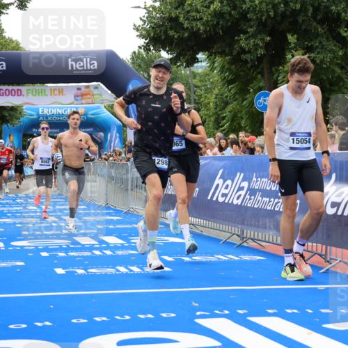 29.06.2025 - hella hamburg halbmarathon Strokosch-Dieckow http://msf.ph/oto/8343168 29.06.2025 10:32:43 Ziel 1990, 7965, 8062, 12987, 13686, 13961, 14028, 15054, 16425, 16619, 17117, 17151, 18687 meine-sportfotos.de
