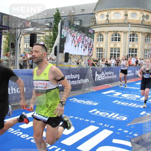 29.06.2025 - hella hamburg halbmarathon Michael Strokosch http://msf.ph/oto/8343173 29.06.2025 10:51:45 Ziel 6286, 7224, 8819, 13327, 14012, 14458, 15496, 15727, 15831, 15899, 17682, 19020, 19053 meine-sportfotos.de