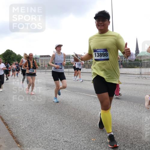 29.06.2025 - hella hamburg halbmarathon Lena Gebhardt http://msf.ph/oto/8343200 29.06.2025 10:47:46 Lombardsbrücke 21, 17216, 12432, 13898, 622, 1045, 1246, 1392, 1434, 1463, 1523, 1618, 1639, 1926, 2148, 2163, 2197, 2407, 2491, 2545, 2704, 2790, 2882, 2994, 3049, 3339, 4037, 4325, 4423, 4806, 4856, 4895, 4974, 4975, 5621, 5622, 5886, 5895, 6255, 6256, 6995, 7240, 7403, 7427, 7630, 7631, 7916, 7970, 8077, 8105, 8270, 8310, 8550, 8774, 8915, 8953, 9018, 9356, 9687, 9696, 9697, 10658, 10777, 10794, 10991, 11351, 11458, 11730, 11738, 11802, 11909, 12431 meine-sportfotos.de