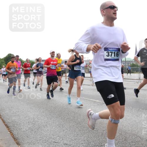 29.06.2025 - hella hamburg halbmarathon Lena Gebhardt http://msf.ph/oto/8343203 29.06.2025 10:38:21 Lombardsbrücke 18744, 14163, 693, 1600, 1966, 3716, 7914, 1196, 1394, 1457, 1578, 1596, 1721, 1742, 1791, 1799, 1901, 1966, 2113, 2151, 2498, 2576, 2660, 2786, 3010, 3094, 3095, 3216, 3242, 3286, 3323, 3338, 3635, 3636, 3716, 3777, 3841, 3880, 4028, 4139, 4155, 4159, 4414, 4883, 4921, 5085, 5089, 5155, 5300, 5617, 5684, 5713, 5735, 6199, 6200, 6362, 6695, 6696, 6697, 6751, 6930, 7117, 7118, 7148, 7165, 7244, 7371, 7552, 7561, 7629, 7692, 7696, 7868, 7914, 11543 meine-sportfotos.de