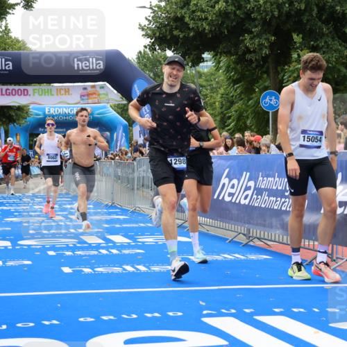 29.06.2025 - hella hamburg halbmarathon Strokosch-Dieckow http://msf.ph/oto/8343280 29.06.2025 10:32:43 Ziel 1990, 7965, 8062, 12987, 13686, 13961, 14028, 15054, 16425, 16619, 17117, 17151, 18687 meine-sportfotos.de