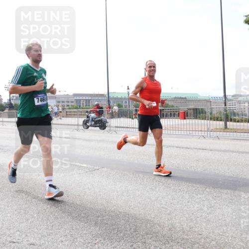 29.06.2025 - hella hamburg halbmarathon Lena Gebhardt http://msf.ph/oto/8343307 29.06.2025 10:13:30 Lombardsbrücke 18222, 7460, 1007, 1131, 1747, 1859, 2055, 2359, 2721, 2904, 2961, 2987, 3218, 3360, 3728, 3729, 4187, 4795, 4950, 5232, 5546, 5631, 6026, 6489, 6717, 6724, 7346, 7446, 7447, 7460, 7462, 7913, 8279, 8398, 8405, 8913, 9128, 9141, 9527, 9612, 9631, 10977, 12313, 12492, 12797, 12928, 12929, 13331, 13928, 15085, 15663, 15922, 16030, 16255, 16437, 16491, 17472, 17474, 17699, 17988, 18048, 18222, 18231, 18320, 18732 meine-sportfotos.de