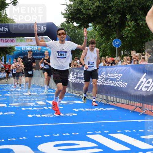 29.06.2025 - hella hamburg halbmarathon Strokosch-Dieckow http://msf.ph/oto/8343332 29.06.2025 10:32:41 Ziel 1990, 7965, 8062, 12987, 13686, 13961, 14028, 14293, 14908, 15054, 16619, 17117, 17151 meine-sportfotos.de