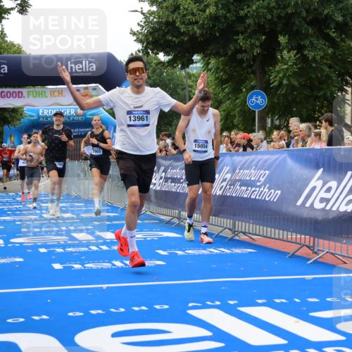 29.06.2025 - hella hamburg halbmarathon Strokosch-Dieckow http://msf.ph/oto/8343401 29.06.2025 10:32:41 Ziel 1990, 7965, 8062, 12987, 13686, 13961, 14028, 14293, 14908, 15054, 16619, 17117, 17151 meine-sportfotos.de