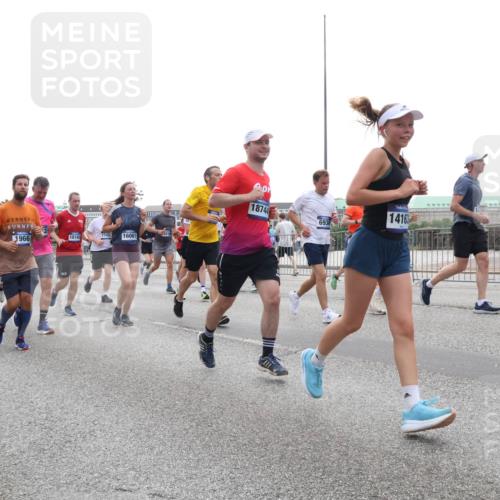 29.06.2025 - hella hamburg halbmarathon Lena Gebhardt http://msf.ph/oto/8343442 29.06.2025 10:38:22 Lombardsbrücke 1966, 18160, 1745, 16061, 18744, 6930, 14163, 1196, 1394, 1457, 1578, 1596, 1721, 1742, 1791, 1901, 1966, 2113, 2151, 2498, 2576, 2660, 2786, 3010, 3094, 3095, 3216, 3242, 3286, 3323, 3338, 3635, 3636, 3716, 3726, 3777, 3841, 3880, 4028, 4139, 4155, 4159, 4316, 4414, 4883, 4921, 5085, 5089, 5155, 5300, 5617, 5684, 5713, 5735, 6199, 6200, 6362, 6695, 6696, 6697, 6751, 6875, 6930, 7117, 7118, 7148, 7165, 7244, 7371, 7552, 7561, 7629, 7692, 7696, 7868, 7914 meine-sportfotos.de