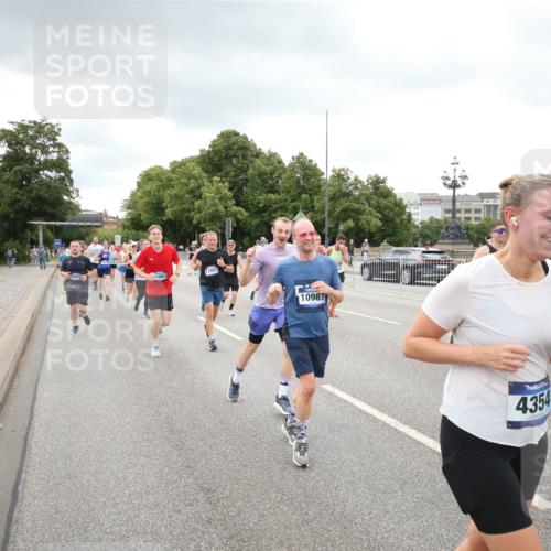29.06.2025 - hella hamburg halbmarathon Jannik Wohlers http://msf.ph/oto/8343449 29.06.2025 10:55:50 Lombardsbrücke 1113, 1738, 1909, 2095, 3257, 4083, 4354, 4836, 5580, 5693, 5757, 6494, 6968, 7025, 7028, 7616, 8005, 8305, 8517, 8766, 9383, 9435, 9606, 9838, 9948, 9953, 10740, 10784, 10987, 11298, 11862, 11863, 12295, 12296, 12551, 13395, 13405, 13965, 14142, 14280, 14281, 15103, 15173, 15272, 15443, 15696, 15699, 16655, 16960, 17084, 17398, 17649, 17673, 18349, 18798, 19228 meine-sportfotos.de