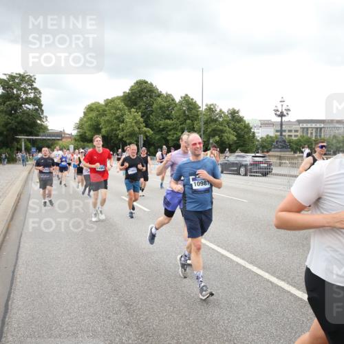 29.06.2025 - hella hamburg halbmarathon Jannik Wohlers http://msf.ph/oto/8343477 29.06.2025 10:55:50 Lombardsbrücke 1113, 1738, 1909, 2095, 3257, 4083, 4354, 4836, 5580, 5693, 5757, 6494, 6968, 7025, 7028, 7616, 8005, 8305, 8517, 8766, 9383, 9435, 9606, 9838, 9948, 9953, 10740, 10784, 10987, 11298, 11862, 11863, 12295, 12296, 12551, 13395, 13405, 13965, 14142, 14280, 14281, 15103, 15173, 15272, 15443, 15696, 15699, 16655, 16960, 17084, 17398, 17649, 17673, 18349, 18798, 19228 meine-sportfotos.de