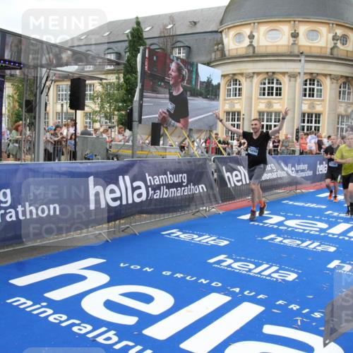29.06.2025 - hella hamburg halbmarathon Michael Strokosch http://msf.ph/oto/8343488 29.06.2025 10:51:47 Ziel 2396, 6286, 7224, 8710, 8819, 12224, 14012, 14458, 15496, 15727, 15831, 15899, 16907, 17682, 19020, 19053 meine-sportfotos.de