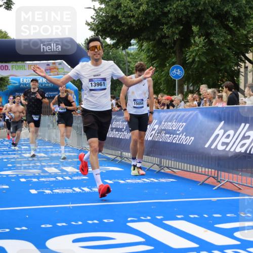 29.06.2025 - hella hamburg halbmarathon Strokosch-Dieckow http://msf.ph/oto/8343524 29.06.2025 10:32:41 Ziel 1990, 7965, 8062, 12987, 13686, 13961, 14028, 14293, 14908, 15054, 16619, 17117, 17151 meine-sportfotos.de