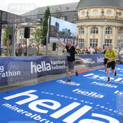 29.06.2025 - hella hamburg halbmarathon Michael Strokosch http://msf.ph/oto/8343532 29.06.2025 10:51:48 Ziel 2396, 6286, 7224, 8710, 8819, 12224, 14458, 15427, 15496, 15727, 15831, 15899, 16907, 17682, 19053 meine-sportfotos.de