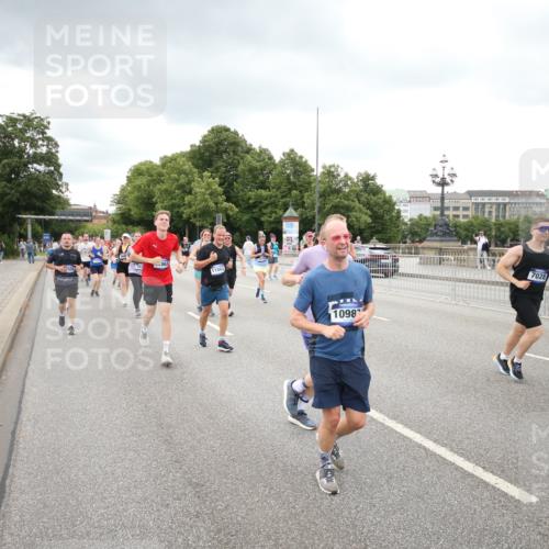 29.06.2025 - hella hamburg halbmarathon Jannik Wohlers http://msf.ph/oto/8343545 29.06.2025 10:55:50 Lombardsbrücke 1113, 1738, 1909, 2095, 3257, 4083, 4354, 4836, 5580, 5693, 5757, 6494, 6968, 7025, 7028, 7616, 8005, 8305, 8517, 8766, 9383, 9435, 9606, 9838, 9948, 9953, 10740, 10784, 10987, 11298, 11862, 11863, 12295, 12296, 12551, 13395, 13405, 13965, 14142, 14280, 14281, 15103, 15173, 15272, 15443, 15696, 15699, 16655, 16960, 17084, 17398, 17649, 17673, 18349, 18798, 19228 meine-sportfotos.de