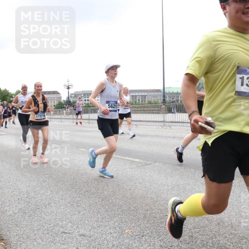 29.06.2025 - hella hamburg halbmarathon Lena Gebhardt http://msf.ph/oto/8343574 29.06.2025 10:47:46 Lombardsbrücke 17216, 5621, 13898, 1045, 1246, 1392, 1434, 1463, 1523, 1618, 1639, 1926, 2148, 2163, 2197, 2407, 2491, 2545, 2704, 2790, 2882, 2994, 3049, 3339, 4037, 4325, 4423, 4806, 4856, 4895, 4974, 4975, 5621, 5622, 5886, 5895, 6255, 6256, 6995, 7240, 7403, 7427, 7630, 7631, 7916, 7970, 8077, 8105, 8270, 8310, 8550, 8774, 8915, 8953, 9018, 9356, 9687, 9696, 9697, 10658, 10777, 10794, 10991, 11351, 11458, 11730, 11738, 11802, 11909, 12431 meine-sportfotos.de