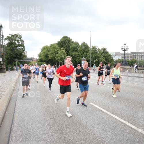 29.06.2025 - hella hamburg halbmarathon Jannik Wohlers http://msf.ph/oto/8343599 29.06.2025 10:55:51 Lombardsbrücke 1113, 1738, 1909, 2095, 2915, 3257, 4083, 4354, 4836, 5580, 5693, 5757, 6690, 6968, 7025, 7028, 8005, 8305, 8517, 8766, 9383, 9435, 9606, 9948, 9953, 10740, 10784, 10987, 11298, 11628, 11862, 11863, 12295, 12296, 12551, 13395, 13405, 13965, 14142, 14280, 14281, 15103, 15173, 15272, 15443, 15696, 15699, 16655, 17084, 17398, 17649, 17673, 18349, 18798, 19228 meine-sportfotos.de