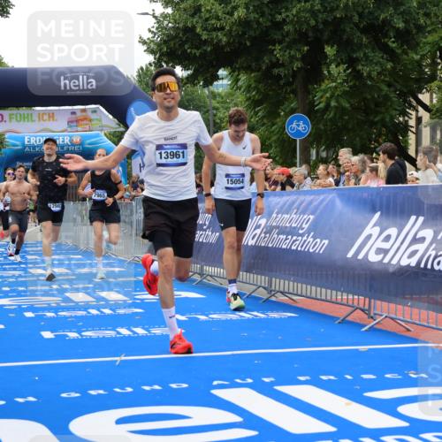 29.06.2025 - hella hamburg halbmarathon Strokosch-Dieckow http://msf.ph/oto/8343618 29.06.2025 10:32:41 Ziel 1990, 7965, 8062, 12987, 13686, 13961, 14028, 14293, 14908, 15054, 16619, 17117, 17151 meine-sportfotos.de