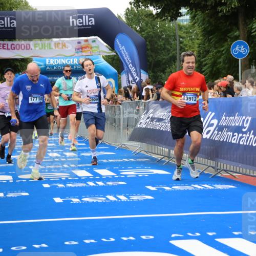 29.06.2025 - hella hamburg halbmarathon Strokosch-Dieckow http://msf.ph/oto/8343716 29.06.2025 10:53:27 Ziel 1030, 1061, 1098, 1499, 1727, 1783, 2070, 2354, 3399, 5866, 6198, 6628, 6629, 6942, 8651, 11068, 12490, 12909, 13912, 13997, 15113, 15497, 15838, 17710, 18134, 18450, 18612 meine-sportfotos.de