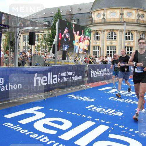 29.06.2025 - hella hamburg halbmarathon Michael Strokosch http://msf.ph/oto/8343745 29.06.2025 10:51:50 Ziel 2396, 6286, 7224, 8710, 8819, 9793, 9959, 12224, 15427, 15727, 15831, 15899, 16907, 17682, 19053, 19137 meine-sportfotos.de