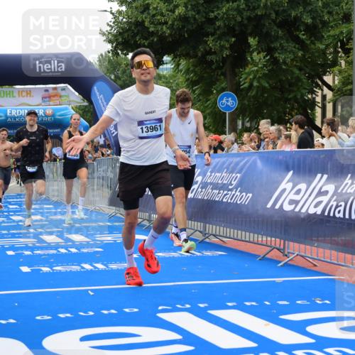 29.06.2025 - hella hamburg halbmarathon Strokosch-Dieckow http://msf.ph/oto/8343817 29.06.2025 10:32:41 Ziel 1990, 7965, 8062, 12987, 13686, 13961, 14028, 14293, 14908, 15054, 16619, 17117, 17151 meine-sportfotos.de
