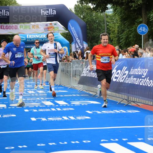 29.06.2025 - hella hamburg halbmarathon Strokosch-Dieckow http://msf.ph/oto/8343834 29.06.2025 10:53:27 Ziel 1030, 1061, 1098, 1499, 1727, 1783, 2070, 2354, 3399, 5866, 6198, 6628, 6629, 6942, 8651, 11068, 12490, 12909, 13912, 13997, 15113, 15497, 15838, 17710, 18134, 18450, 18612 meine-sportfotos.de