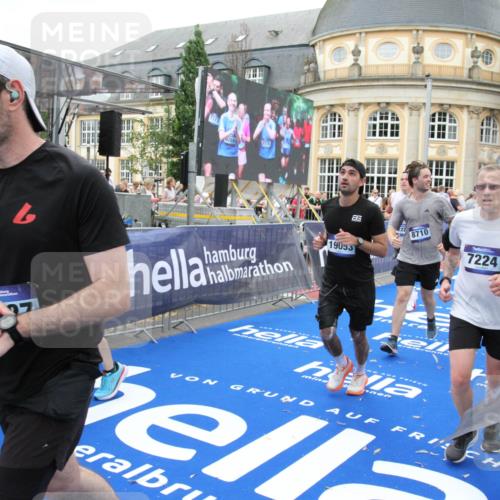 29.06.2025 - hella hamburg halbmarathon Michael Strokosch http://msf.ph/oto/8343886 29.06.2025 10:51:52 Ziel 2396, 2818, 2823, 2880, 4297, 6286, 7224, 8710, 8819, 8856, 9793, 9959, 12224, 15427, 15727, 15831, 16907, 17682, 17815, 17962, 19053, 19137 meine-sportfotos.de