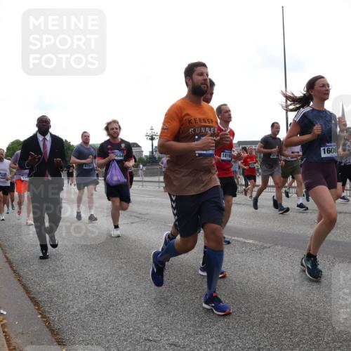 29.06.2025 - hella hamburg halbmarathon Lena Gebhardt http://msf.ph/oto/8343887 29.06.2025 10:38:23 Lombardsbrücke 6751, 1694, 159, 0584, 1816, 301, 1606, 1196, 1394, 1457, 1578, 1596, 1721, 1742, 1791, 1901, 1966, 2113, 2151, 2498, 2576, 2660, 2786, 3010, 3094, 3095, 3216, 3242, 3286, 3323, 3338, 3635, 3636, 3716, 3726, 3777, 3841, 3880, 4028, 4139, 4155, 4159, 4259, 4260, 4316, 4414, 4883, 4921, 5085, 5089, 5155, 5300, 5617, 5684, 5713, 5735, 5913, 6199, 6200, 6695, 6696, 6697, 6751, 6875, 6930, 7117, 7118, 7148, 7165, 7244, 7371, 7552, 7561, 7629, 7692, 7868, 7914 meine-sportfotos.de