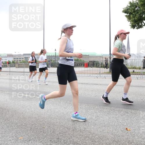 29.06.2025 - hella hamburg halbmarathon Lena Gebhardt http://msf.ph/oto/8343978 29.06.2025 10:47:47 Lombardsbrücke 11730, 17216, 1243, 1045, 1246, 1392, 1434, 1463, 1523, 1618, 1639, 1701, 1926, 2148, 2163, 2197, 2407, 2491, 2545, 2704, 2790, 2882, 2994, 3049, 3339, 3468, 4037, 4325, 4423, 4806, 4856, 4895, 4974, 4975, 5621, 5622, 5886, 5895, 6255, 6256, 6995, 7240, 7403, 7427, 7630, 7631, 7916, 7970, 8077, 8105, 8270, 8310, 8550, 8774, 8915, 8953, 9018, 9356, 9687, 9696, 9697, 10658, 10777, 10794, 10991, 11351, 11458, 11548, 11730, 11738, 11802, 11909, 12431 meine-sportfotos.de