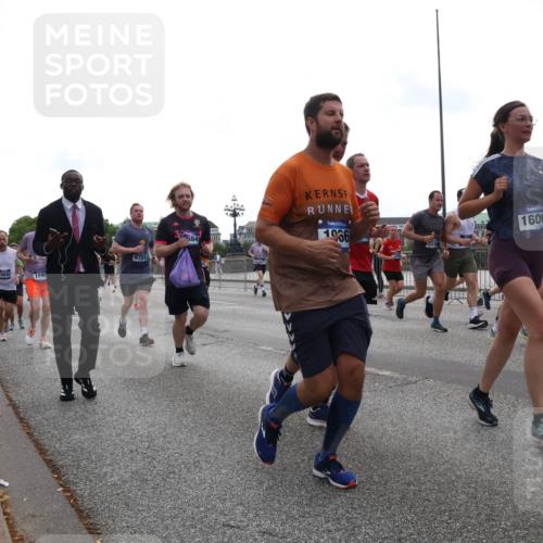 29.06.2025 - hella hamburg halbmarathon Lena Gebhardt http://msf.ph/oto/8344020 29.06.2025 10:38:23 Lombardsbrücke 6751, 16942, 1596, 584, 1066, 1606, 301, 1196, 1394, 1457, 1578, 1596, 1721, 1742, 1791, 1901, 1966, 2113, 2151, 2498, 2576, 2660, 2786, 3010, 3094, 3095, 3216, 3242, 3286, 3323, 3338, 3635, 3636, 3716, 3726, 3777, 3841, 3880, 4028, 4139, 4155, 4159, 4259, 4260, 4316, 4414, 4883, 4921, 5085, 5089, 5155, 5300, 5617, 5684, 5713, 5735, 5913, 6199, 6200, 6695, 6696, 6697, 6751, 6875, 6930, 7117, 7118, 7148, 7165, 7244, 7371, 7552, 7561, 7629, 7692, 7868, 7914 meine-sportfotos.de