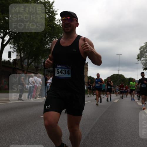 29.06.2025 - hella hamburg halbmarathon Yannick Fuchs http://msf.ph/oto/8344051 29.06.2025 10:52:20 20KM 1319, 1595, 1833, 2159, 2250, 2619, 2656, 2996, 3251, 4319, 4550, 4708, 4767, 5277, 5341, 5675, 6138, 6147, 6592, 7082, 7659, 7856, 8089, 8322, 9230, 10020, 10268, 10319, 10518, 10703, 11394, 11605, 11808, 11846, 12378, 12495, 12585, 12734, 12735, 12879, 13287, 13512, 13654, 13694, 13880, 14266, 14355, 14673, 15197, 15434, 15527, 16189, 17531, 17814, 17827, 18180, 18727, 18985 meine-sportfotos.de