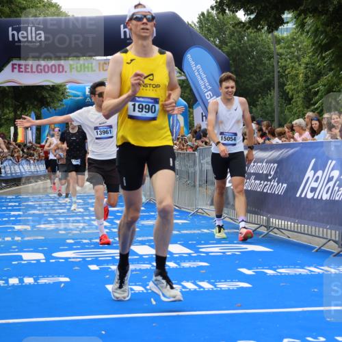 29.06.2025 - hella hamburg halbmarathon Strokosch-Dieckow http://msf.ph/oto/8344101 29.06.2025 10:32:40 Ziel 1707, 1990, 7965, 8062, 11877, 12987, 13961, 14028, 14293, 14908, 15054, 16619, 17117, 17151 meine-sportfotos.de