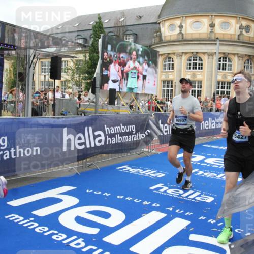 29.06.2025 - hella hamburg halbmarathon Michael Strokosch http://msf.ph/oto/8344121 29.06.2025 10:51:54 Ziel 2396, 2818, 2823, 2880, 4297, 5102, 7224, 8710, 8819, 8856, 9793, 9959, 12224, 13799, 15427, 15690, 15727, 16907, 17682, 17815, 17962, 19053, 19137 meine-sportfotos.de