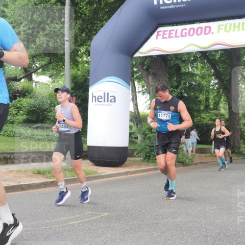 29.06.2025 - hella hamburg halbmarathon KatJ http://msf.ph/oto/8344154 29.06.2025 10:49:16 Zwischen KM18-KM19 1377, 1432, 5763, 7250, 8624 meine-sportfotos.de