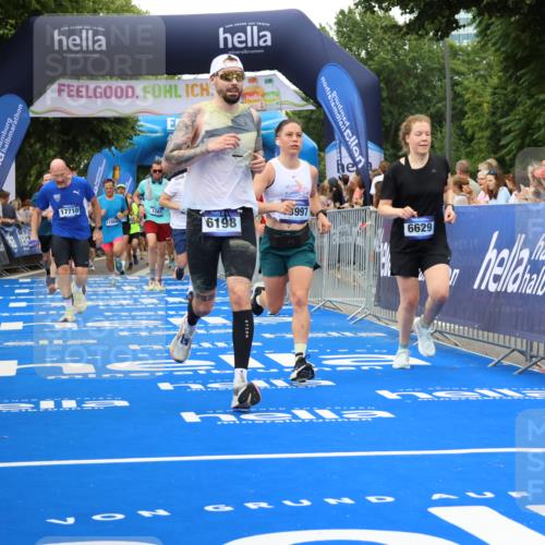29.06.2025 - hella hamburg halbmarathon Strokosch-Dieckow http://msf.ph/oto/8344187 29.06.2025 10:53:25 Ziel 1061, 1098, 1499, 1683, 1727, 2070, 2354, 4065, 5866, 6198, 6629, 6942, 8651, 11068, 11844, 12490, 12909, 13912, 13997, 15113, 15497, 15681, 15838, 17710, 18134, 18450, 18612, 18901 meine-sportfotos.de