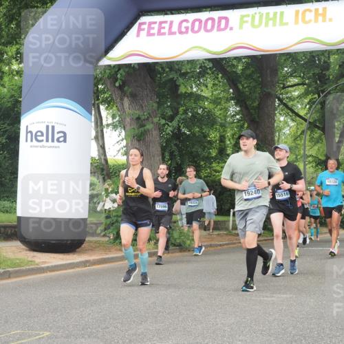 29.06.2025 - hella hamburg halbmarathon KatJ http://msf.ph/oto/8344220 29.06.2025 10:49:18 Zwischen KM18-KM19 1377, 1432, 7250 meine-sportfotos.de