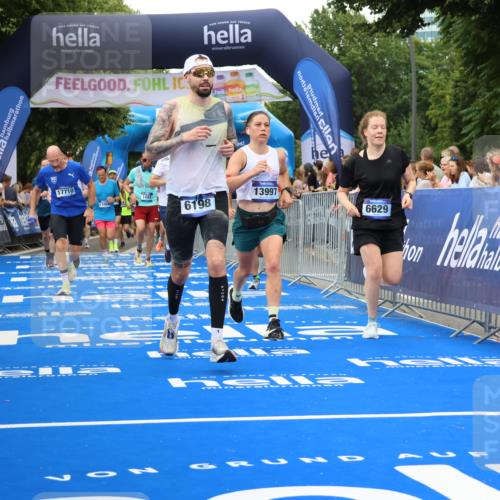 29.06.2025 - hella hamburg halbmarathon Strokosch-Dieckow http://msf.ph/oto/8344233 29.06.2025 10:53:25 Ziel 1061, 1098, 1499, 1683, 1727, 2070, 2354, 4065, 5866, 6198, 6629, 6942, 8651, 11068, 11844, 12490, 12909, 13912, 13997, 15113, 15497, 15681, 15838, 17710, 18134, 18450, 18612, 18901 meine-sportfotos.de