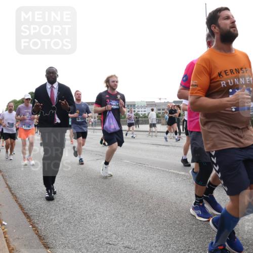 29.06.2025 - hella hamburg halbmarathon Lena Gebhardt http://msf.ph/oto/8344254 29.06.2025 10:38:24 Lombardsbrücke 17511, 16942, 6751, 1596, 534, 18506, 1196, 1394, 1457, 1596, 1721, 1742, 1791, 1901, 1966, 2113, 2151, 2498, 2576, 2660, 2786, 3010, 3094, 3095, 3216, 3242, 3286, 3323, 3338, 3635, 3636, 3716, 3726, 3777, 3841, 3880, 4028, 4139, 4155, 4159, 4259, 4260, 4316, 4414, 4883, 4921, 5085, 5089, 5155, 5300, 5617, 5684, 5713, 5735, 5913, 6199, 6200, 6695, 6696, 6697, 6751, 6875, 6930, 7117, 7118, 7148, 7165, 7244, 7371, 7552, 7561, 7629, 7692, 7868, 7914 meine-sportfotos.de
