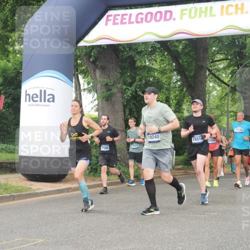 29.06.2025 - hella hamburg halbmarathon KatJ http://msf.ph/oto/8344256 29.06.2025 10:49:18 Zwischen KM18-KM19 1377, 1432, 7250 meine-sportfotos.de