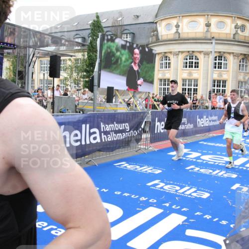 29.06.2025 - hella hamburg halbmarathon Michael Strokosch http://msf.ph/oto/8344298 29.06.2025 10:51:55 Ziel 2396, 2818, 2823, 2880, 4297, 5102, 8710, 8856, 9793, 9959, 12224, 13799, 15427, 15690, 16907, 17815, 17962, 19137 meine-sportfotos.de