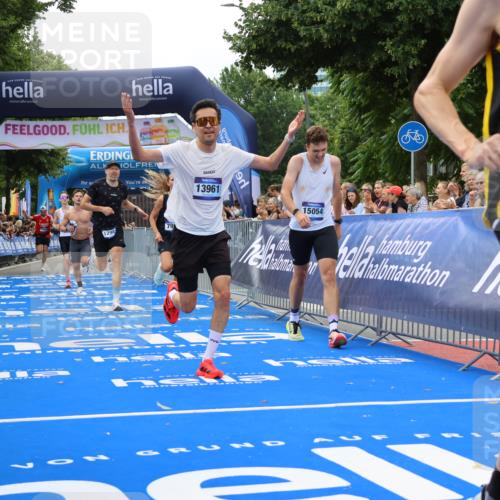 29.06.2025 - hella hamburg halbmarathon Strokosch-Dieckow http://msf.ph/oto/8344355 29.06.2025 10:32:41 Ziel 1990, 7965, 8062, 12987, 13686, 13961, 14028, 14293, 14908, 15054, 16619, 17117, 17151 meine-sportfotos.de